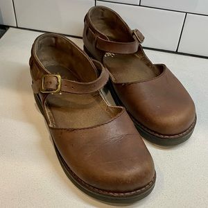 Women’s handmade leather Mary Jane style shoes